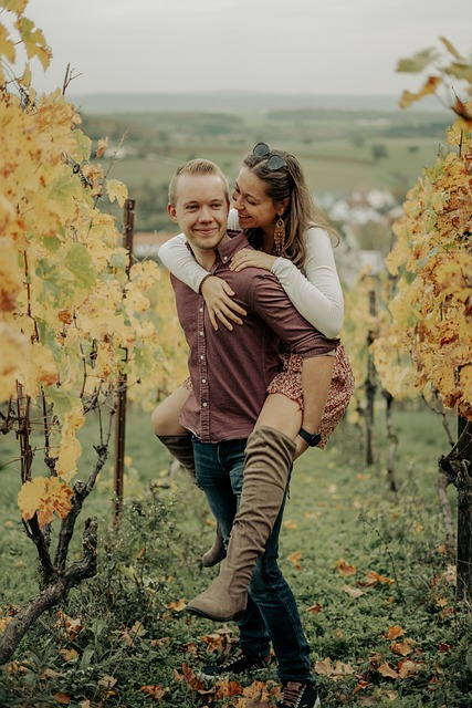 Ældre dansk par drikker kaffe i lys stue med udsigt til grøn have